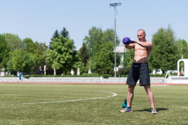 Kettle Bell 'le Egzersiz Yapan Adam Kaslı Atletik Vücut Geliştirici Spor Modeli