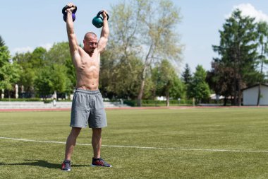 Kettle Bell 'le Egzersiz Yapan Adam Kaslı Atletik Vücut Geliştirici Spor Modeli