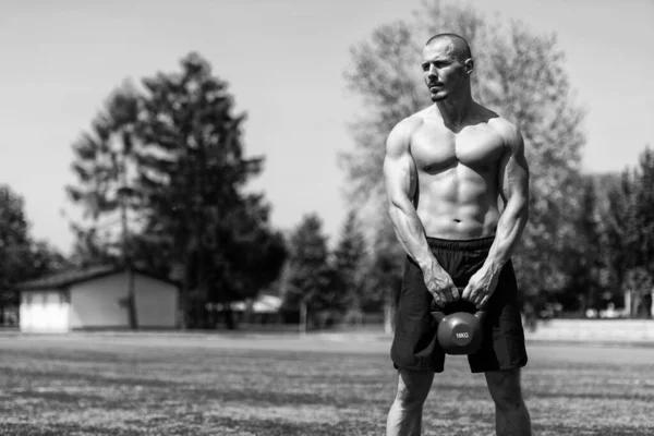 Homem Trabalhando Com Kettle Bell Livre Fisiculturista Fazendo Exercício Peso — Fotografia de Stock