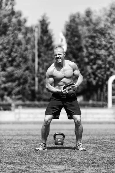 Homem Exercício Com Kettle Bell Musculos Livre Flexante Muscular Muscular — Fotografia de Stock