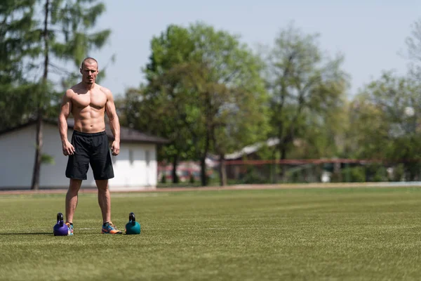 Mann Trainiert Draußen Mit Wasserkocher Glocke Bodybuilder Macht Krafttraining Mit — Stockfoto