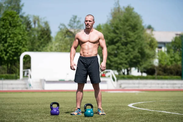 Homem Trabalhando Com Kettle Bell Livre Fisiculturista Fazendo Exercício Peso — Fotografia de Stock