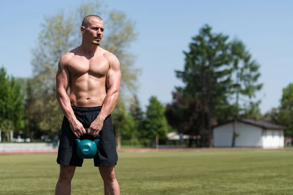 Kettle Bell Antrenman Yapan Adam Vücut Geliştirici Kettle Bell Ağırlık — Stok fotoğraf