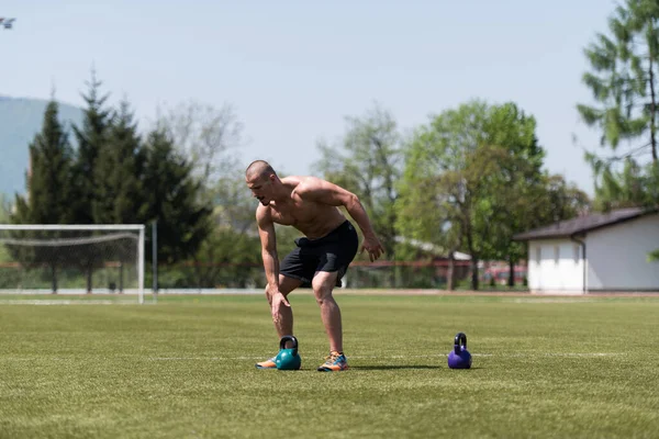 Ćwiczenia Kettle Bell Outdoor Flexing Muscles Muscular Athletic Bodybuilder Fitness — Zdjęcie stockowe