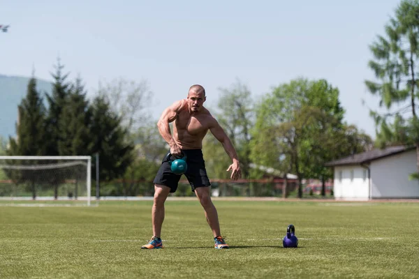 Homem Exercício Com Kettle Bell Musculos Livre Flexante Muscular Muscular — Fotografia de Stock