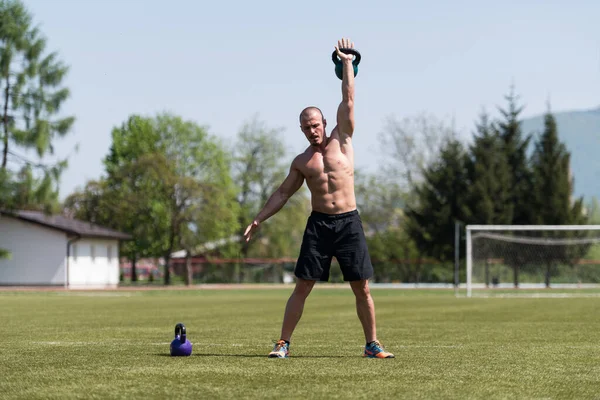 Homme Travaillant Avec Cloche Bouilloire Extérieur Bodybuilder Faire Exercice Poids — Photo