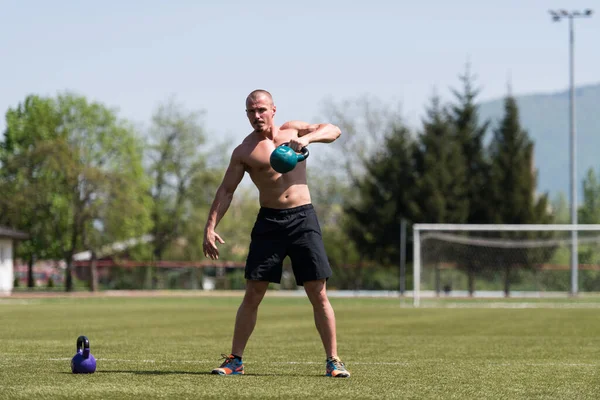 Kettle Bell Antrenman Yapan Adam Vücut Geliştirici Kettle Bell Ağırlık — Stok fotoğraf