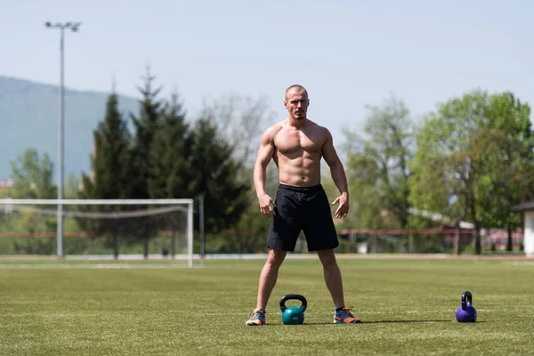 Man Oefenen Met Ketel Bell Outdoor Flexing Muscles Muscular Athletic — Stockfoto