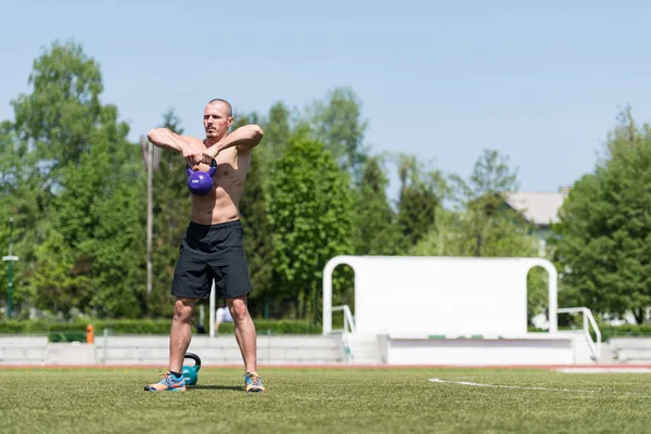 Man Working Out Kettle Bell Outdoors Bodybuilder Doing Heavy Weight — Stock Photo, Image