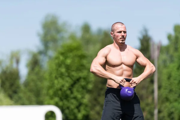 Kettle Bell Egzersiz Yapan Adam Kaslı Atletik Vücut Geliştirici Spor — Stok fotoğraf