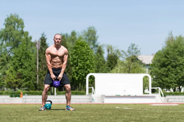 Mężczyzna Ćwiczy Kettle Bell Zewnątrz Kulturysta Robi Ciężkie Ćwiczenia Kettle — Zdjęcie stockowe