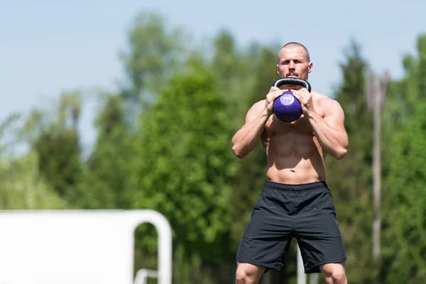 Ćwiczenia Kettle Bell Outdoor Flexing Muscles Muscular Athletic Bodybuilder Fitness — Zdjęcie stockowe