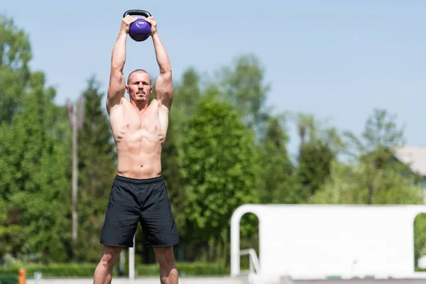 Mann Trainiert Draußen Mit Wasserkocher Glocke Bodybuilder Macht Krafttraining Mit — Stockfoto