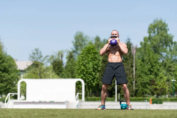 Man Oefenen Met Ketel Bell Outdoor Flexing Muscles Muscular Athletic — Stockfoto