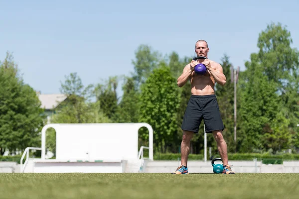 Kettle Bell Egzersiz Yapan Adam Kaslı Atletik Vücut Geliştirici Spor — Stok fotoğraf