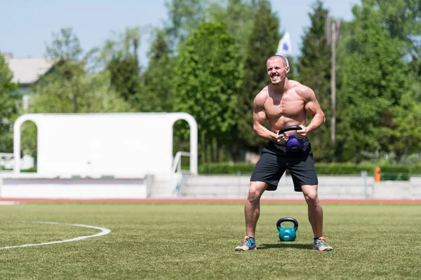 Kettle Bell 'le Egzersiz Yapan Adam Kaslı Atletik Vücut Geliştirici Spor Modeli