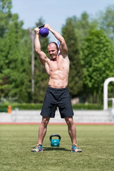 Homem Trabalhando Com Kettle Bell Livre Fisiculturista Fazendo Exercício Peso — Fotografia de Stock