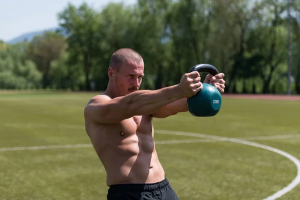 Homme Travaillant Avec Cloche Bouilloire Extérieur Bodybuilder Faire Exercice Poids — Photo