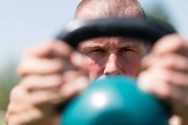 Mann Trainiert Mit Wasserkocher Freien Und Beugt Muskeln Vor Muskulös — Stockfoto