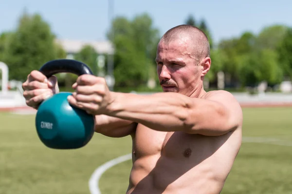 Mann Trainiert Draußen Mit Wasserkocher Glocke Bodybuilder Macht Krafttraining Mit — Stockfoto