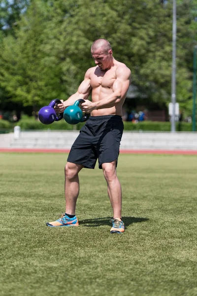 Homem Trabalhando Com Kettle Bell Livre Fisiculturista Fazendo Exercício Peso — Fotografia de Stock