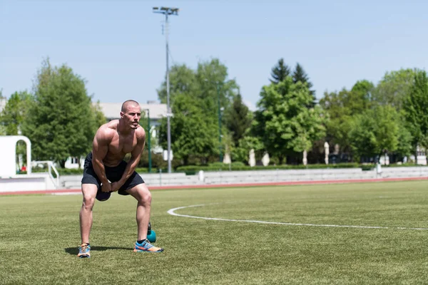 Mann Trainiert Draußen Mit Wasserkocher Glocke Bodybuilder Macht Krafttraining Mit — Stockfoto