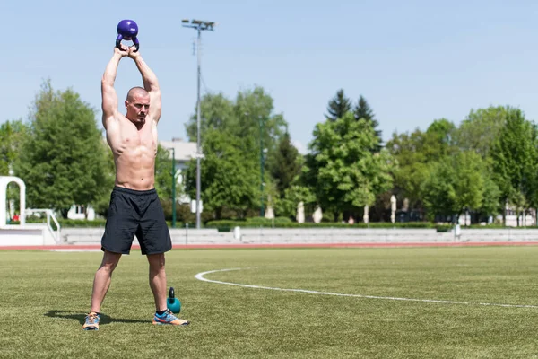 Homem Trabalhando Com Kettle Bell Livre Fisiculturista Fazendo Exercício Peso — Fotografia de Stock