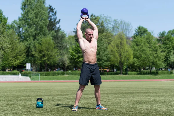 Kettle Bell Egzersiz Yapan Adam Kaslı Atletik Vücut Geliştirici Spor — Stok fotoğraf