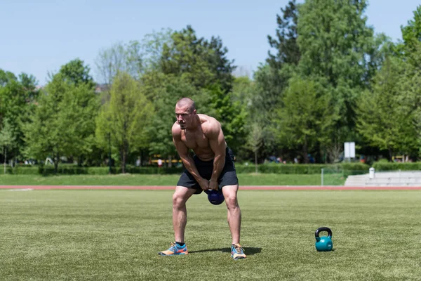 Mężczyzna Ćwiczy Kettle Bell Zewnątrz Kulturysta Robi Ciężkie Ćwiczenia Kettle — Zdjęcie stockowe