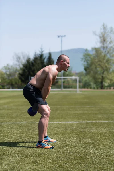 Mann Trainiert Draußen Mit Wasserkocher Glocke Bodybuilder Macht Krafttraining Mit — Stockfoto