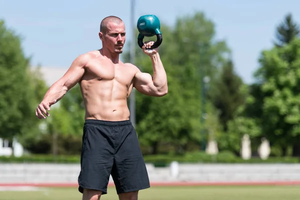 Man Uit Werken Met Ketel Bel Buiten Bodybuilder Doet Zware — Stockfoto