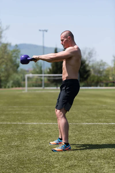 Ćwiczenia Kettle Bell Outdoor Flexing Muscles Muscular Athletic Bodybuilder Fitness — Zdjęcie stockowe