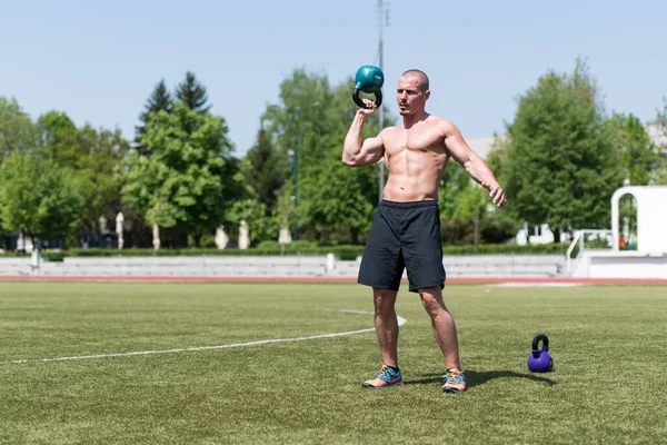 Ćwiczenia Kettle Bell Outdoor Flexing Muscles Muscular Athletic Bodybuilder Fitness — Zdjęcie stockowe