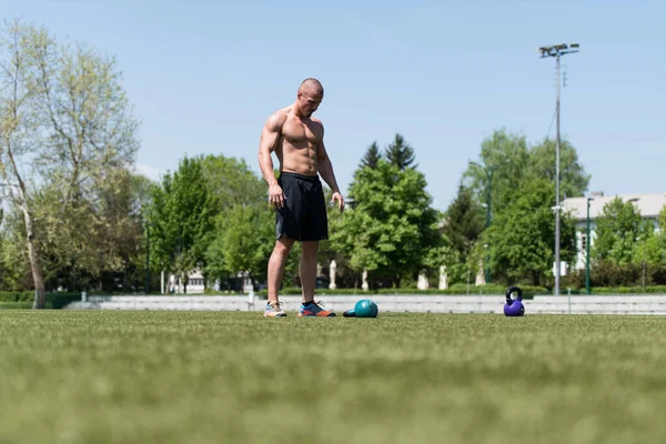 Homem Exercício Com Kettle Bell Musculos Livre Flexante Muscular Muscular — Fotografia de Stock