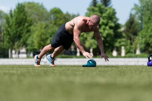 Zdrowy Człowiek Sportowiec Robi Pompki Trening Kettle Bell Outdoor Kettle — Zdjęcie stockowe