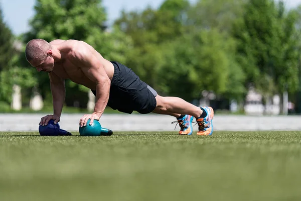 Gezonde Man Atleet Doet Pushups Workout Met Ketel Bel Buiten — Stockfoto