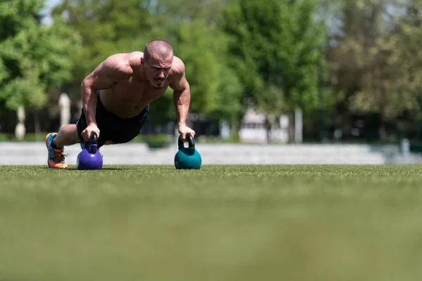 Healthy Man Athlete Doing Pushups Workout Kettle Bell Outdoors Kettle — Stock Photo, Image