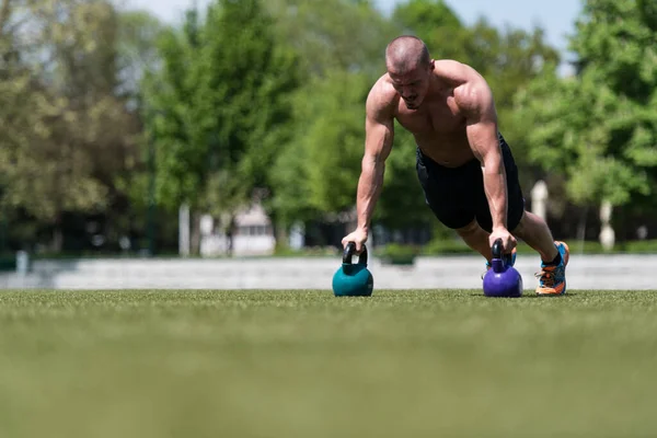 Gesunder Mann Sportler Beim Liegestütztraining Mit Wasserkocher Glocke Freien Übung — Stockfoto