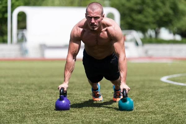 Gezonde Man Atleet Doet Pushups Workout Met Ketel Bel Buiten — Stockfoto