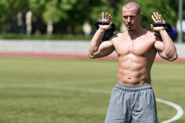 Hombre Haciendo Ejercicio Con Kettle Bell Aire Libre Culturista Haciendo — Foto de Stock