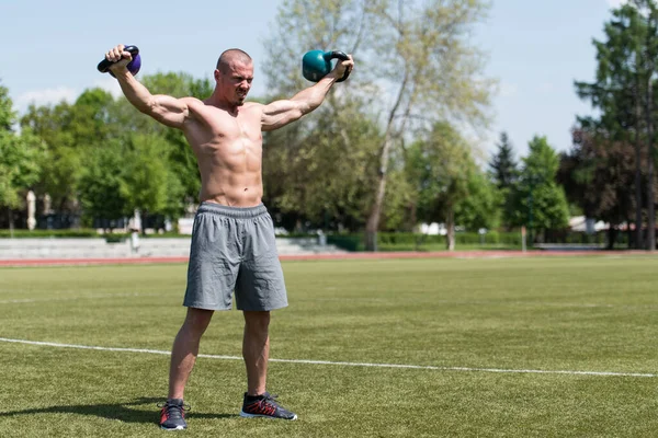 Man Oefenen Met Ketel Bell Outdoor Flexing Muscles Muscular Athletic — Stockfoto