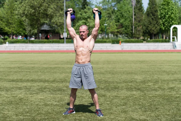 Kettle Bell Egzersiz Yapan Adam Kaslı Atletik Vücut Geliştirici Spor — Stok fotoğraf
