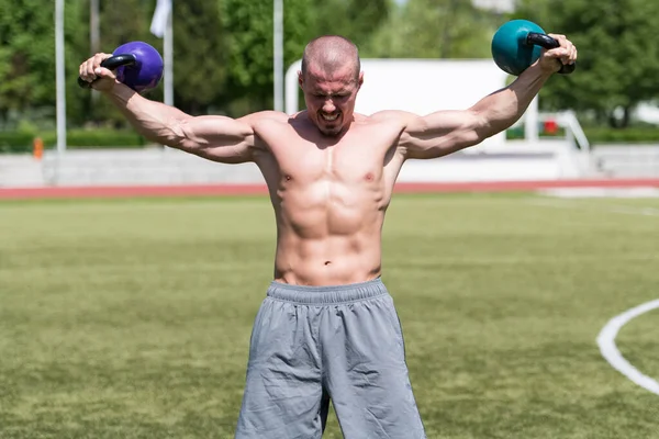 Kettle Bell 'le Egzersiz Yapan Adam Kaslı Atletik Vücut Geliştirici Spor Modeli