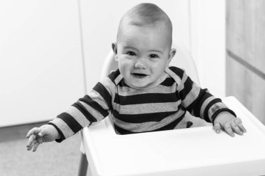 Mutlu Bebek Beyaz Mutfakta Yüksek Sandalyede Oturuyor