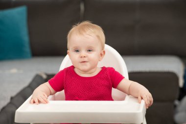 Küçük kız bir sandalyeye otur ve yemeye hazır ol ve anneni ara.