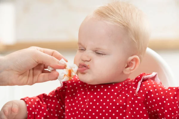 Anne Bebeğini Evde Yiyecekle Besledikten Sonra Bebeğin Ağzını Peçeteyle Siliyor — Stok fotoğraf