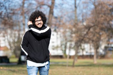 Sonbahar Yaprakları Arkaplanındaki Tarz Arap Sakallı Afro Adamın Portresi