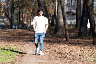 Sonbahar Yaprakları Arkaplanındaki Tarz Arap Sakallı Afro Adamın Portresi