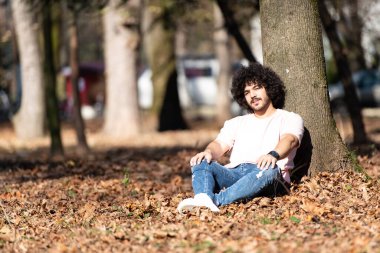 Sonbahar Yaprakları Arkaplanındaki Tarz Arap Sakallı Afro Adamın Portresi