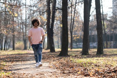 Sonbahar Yaprakları Arkaplanındaki Tarz Arap Sakallı Afro Adamın Portresi